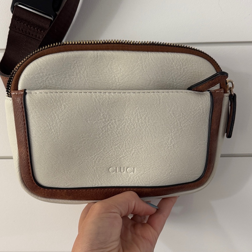 PRICE IS FIRM $10
White and Brown Crossbody Bag
Fall $10 SALE🍂🍁
